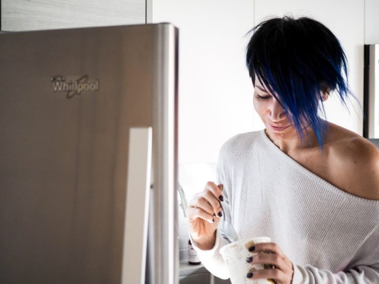 manger glace réfrigérateur frigo femme craquer mauvaises habitudes alimentaires