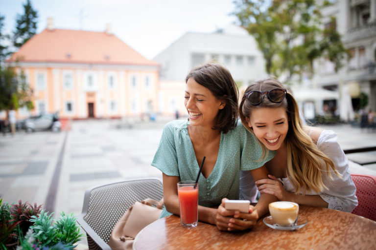 vacances entre filles copines amies femmes café voyager amitié activités