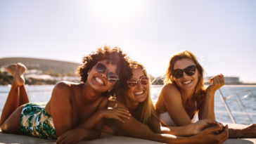 vacances entre copines filles femmes bateau été mer plage soleil amies activités amis