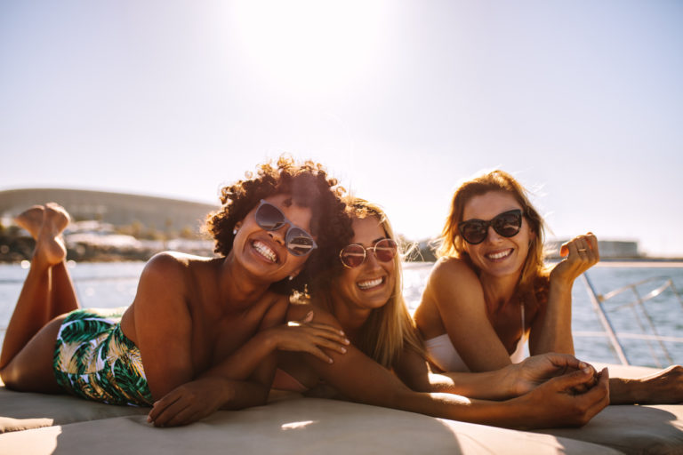 vacances entre copines filles femmes bateau été mer plage soleil amies activités amis