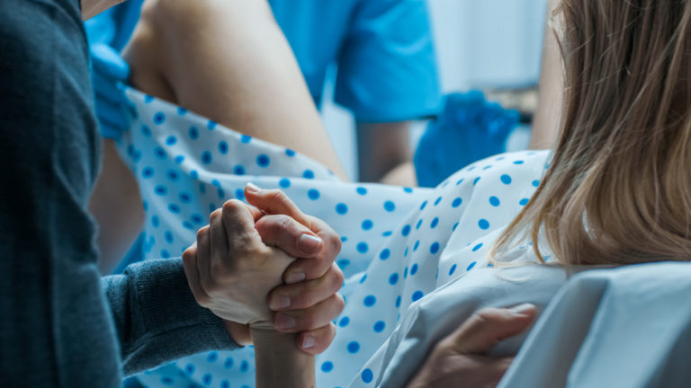 femme accouchement hôpital accoucher bébé enceinte grossesse