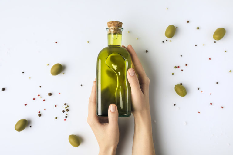 bouteille huile olive mains beauté femme végétale