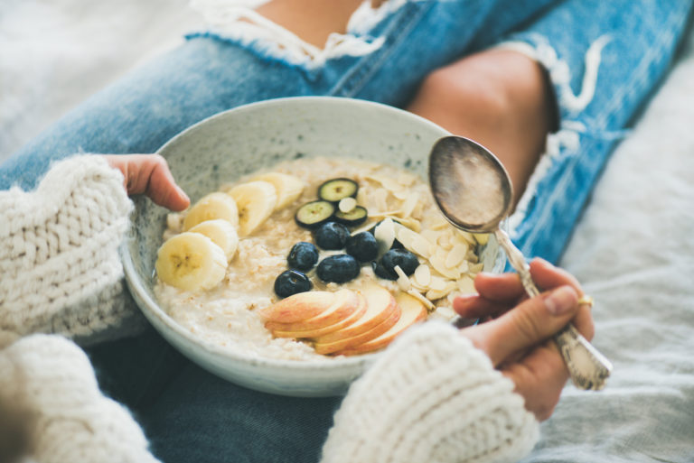 bol aliments manger au lit femme hiver petit dejeuner plat repas