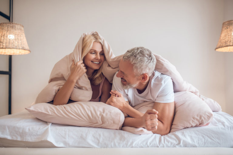 couple âgé femme mature homme lit relation sexuelle épanouissement sexe chambre