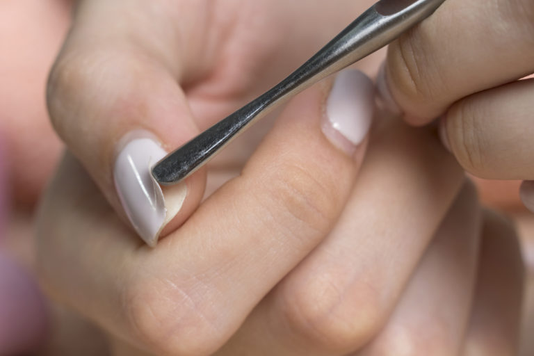 enlever vernis à ongles retirer sans dissolvant pince mains