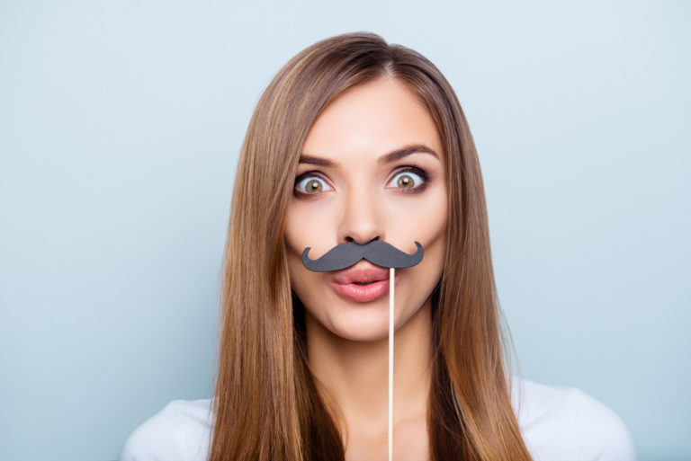 femme moustache barbe complexe duvet épiler visage déguisement homme