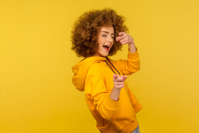 femme clin oeil sourire rire bonheur joie heureuse célibat
