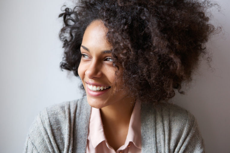 femme métisse noire naturelle cheveux afro sourire rire