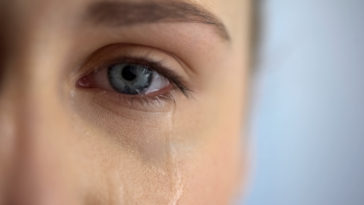 triste santé tristesse femme visage yeux larmes pleurer