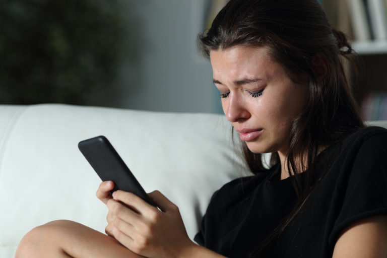 pleurer femme pleurs larmes triste tristesse téléphone