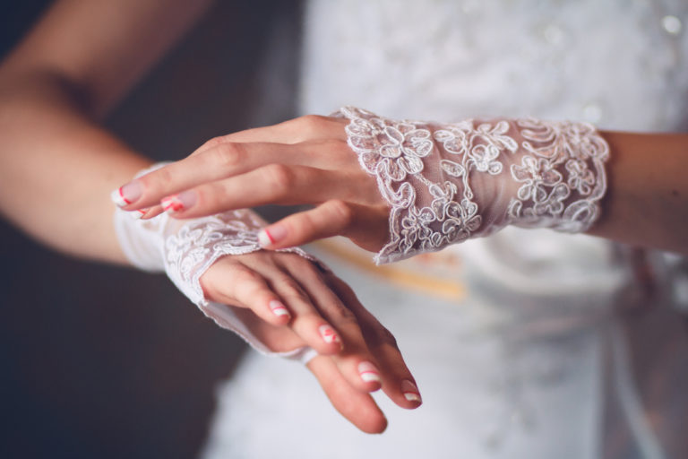 gants mariage traditions mariée union robe dentelle