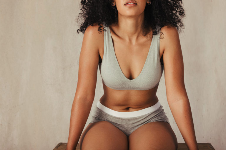 femme noire ventre plat sous vêtements culotte abdos muscler perdre graisse minceur régime