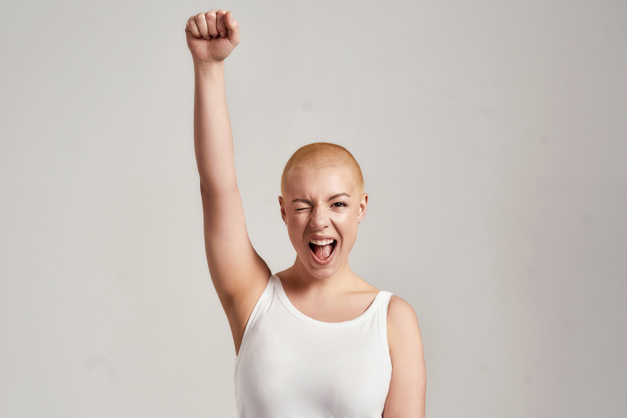 femme cancer crâne rasé combat gagner maladie chimio thérapie