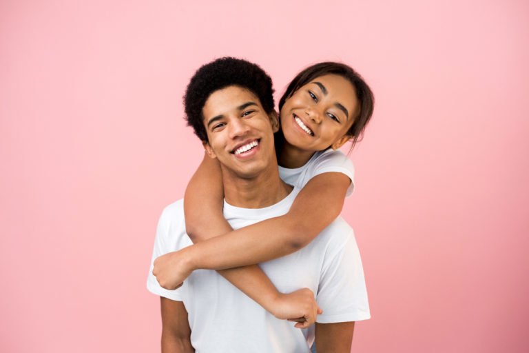 couple métisse femme homme amour heureux astuces sortir célibat trouver âme soeur