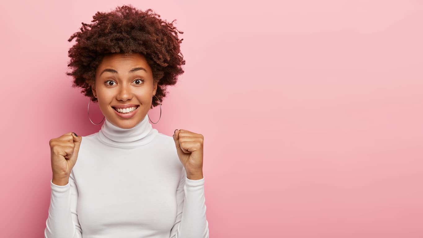 femme métisse sourire rire heureuse bonheur réussir vie