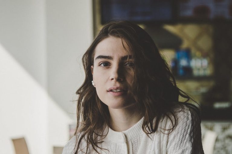 astuces déprime femme brune triste pull