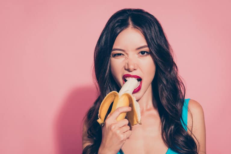 femme portrait manger banane brune fruits peau belle