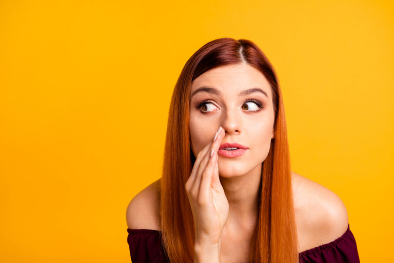 femme mensonge mentir cacher secret chuchoter vérité
