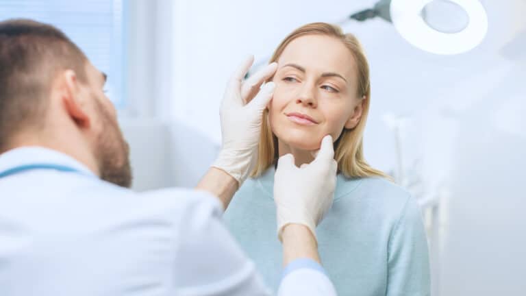 femme chirurgie esthétique visage chirurgien beauté visage