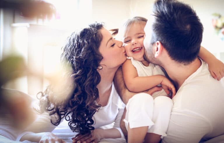 enfant bébé parents maman papa couple embrasser