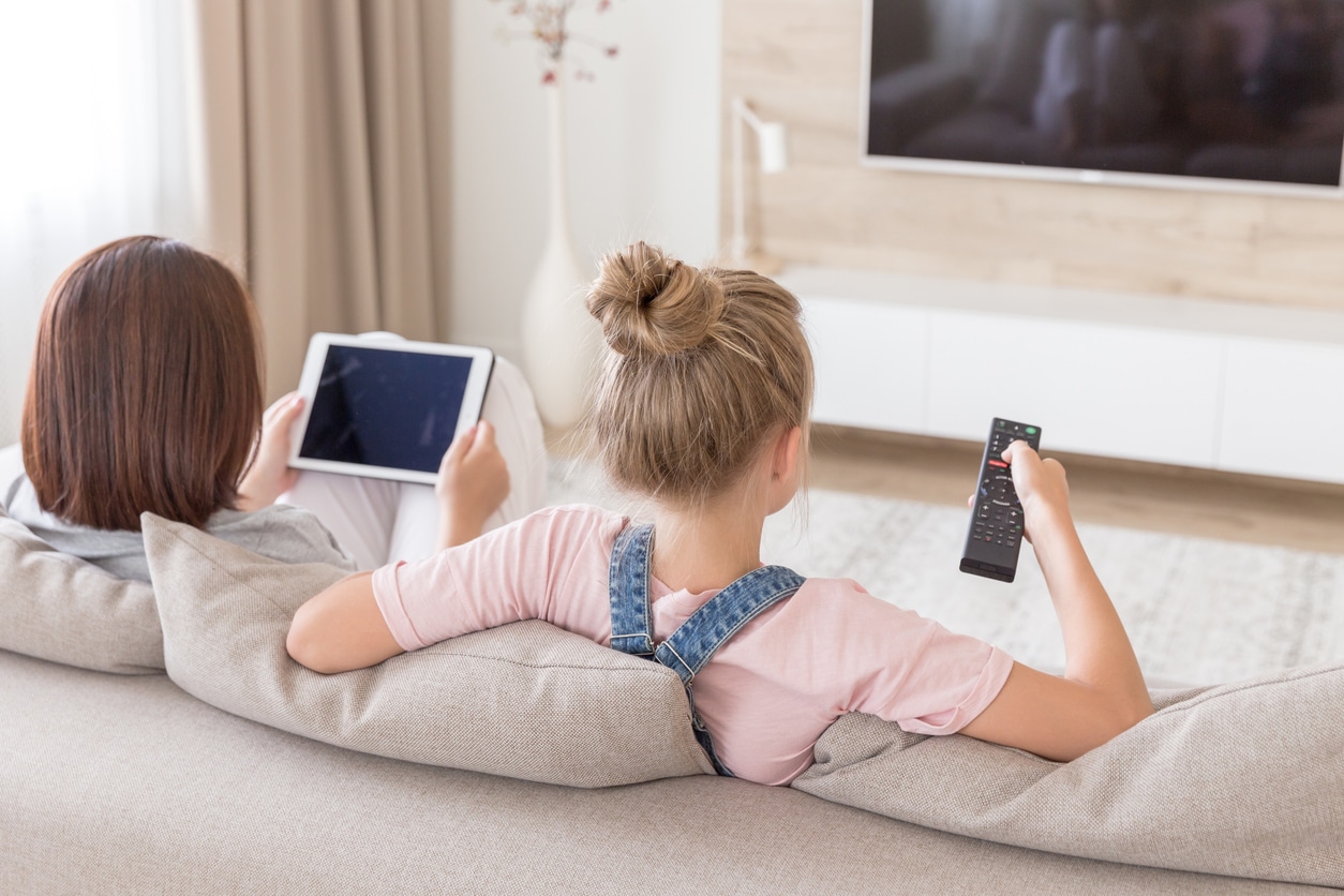 mère maman enfant regarder la télé filles TV tablette ordinateur éducation principes