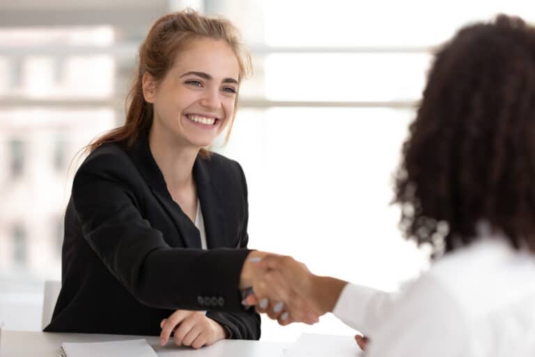 femme heureuse serrer la main entretien d'embauche réussir travail