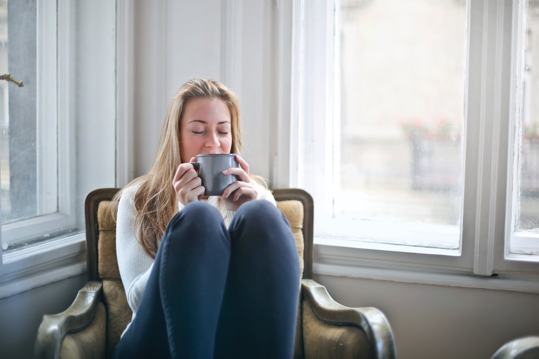 intérieur qui sent bon femme café fenêtre maison appartement