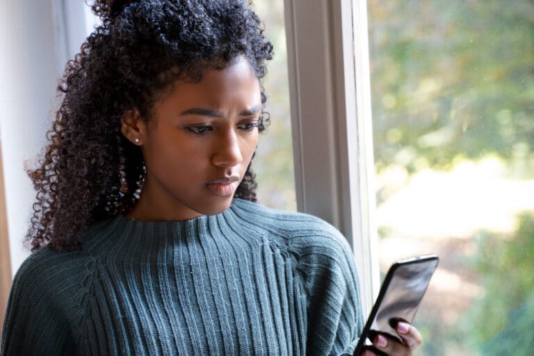 femme signes jalouse doutes jalousie téléphone regarder