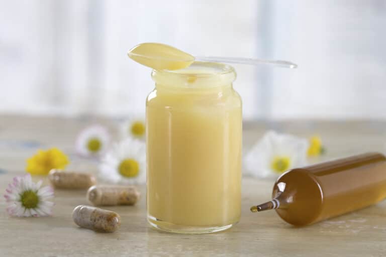 gelée royale bienfaits ampoules vertus pot verre santé abeilles miel