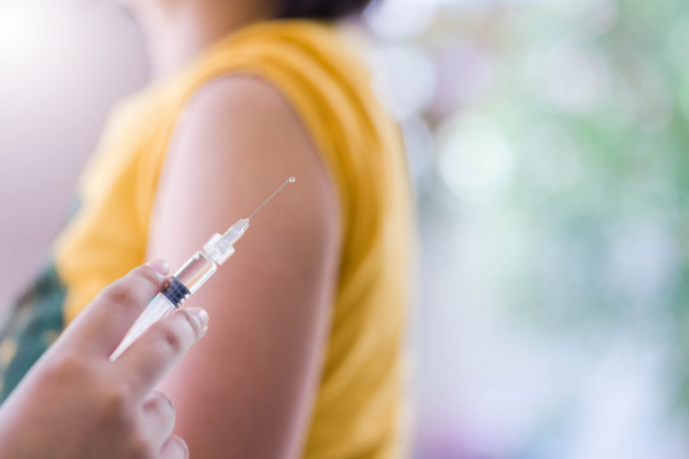 vaccin médecin femme bras coronavirus covid maladie vacciner piqure