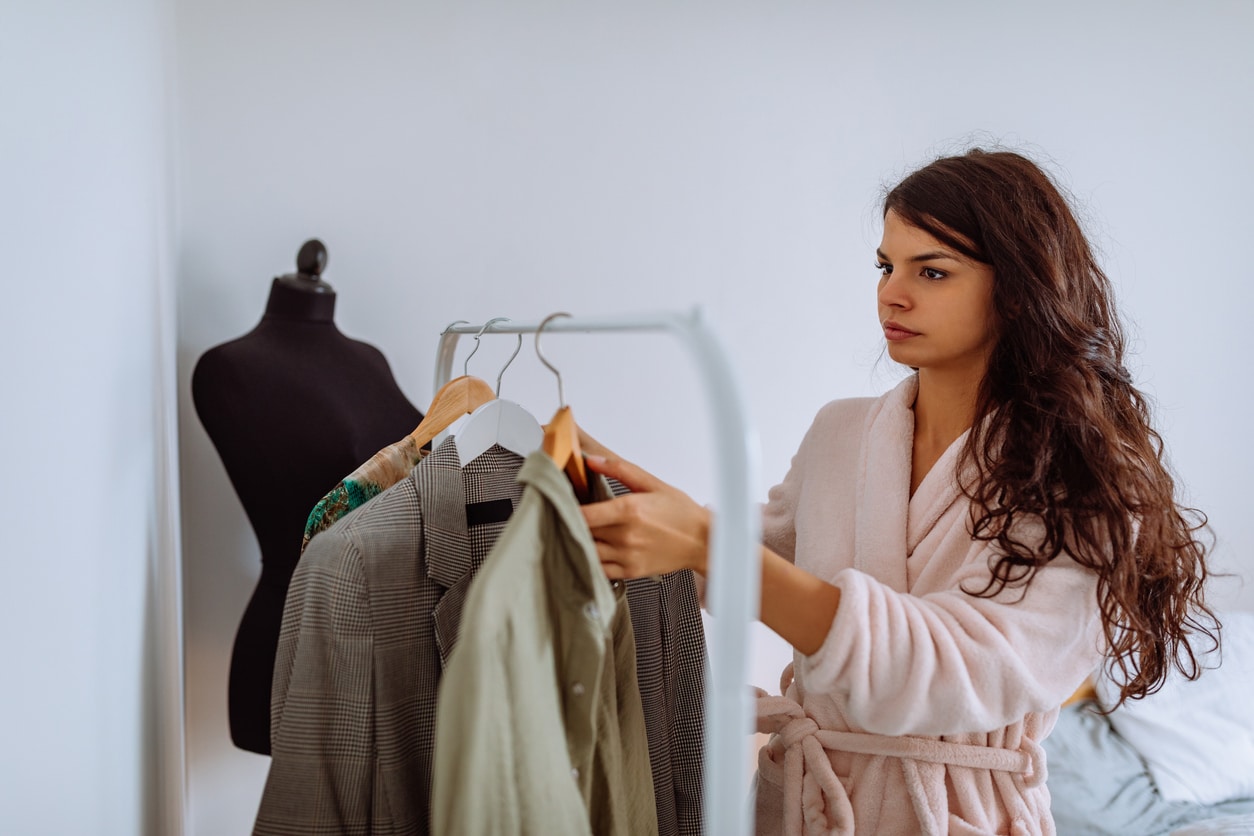 femme porter vêtements dressing choisir indécise matin s'habiller choix galères vestimentaires