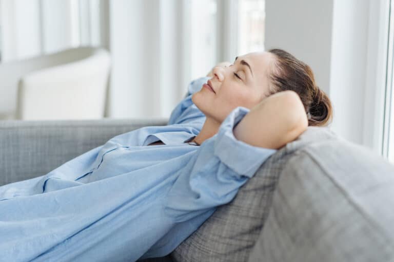 faire la sieste femme dormir canapé salon assoupir