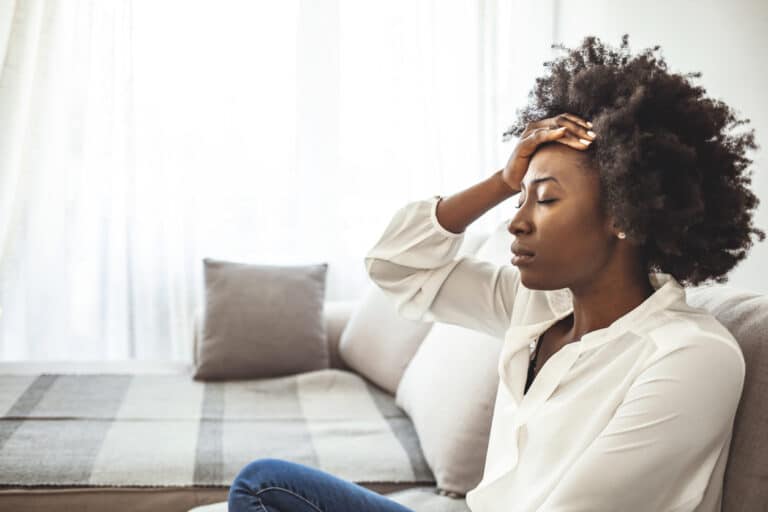 mal de tete fatigue stress femme fatiguée stressé salon canapé dormir mal de tête