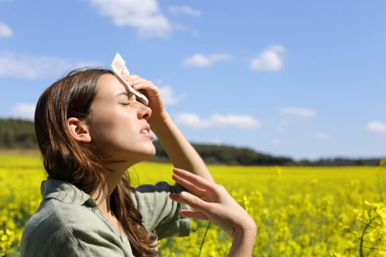 trop chaud transpirer femme insolation soleil malade vacances été douleur