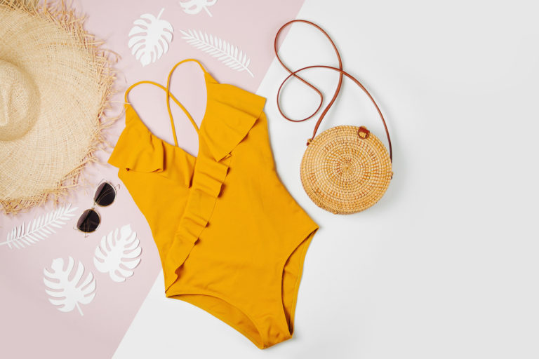 maillot de bain une pièce été soleil chapeau lunettes plage sac