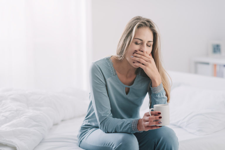 femme fatigue mal réveillée endormie sommeil lit bailler matin difficile