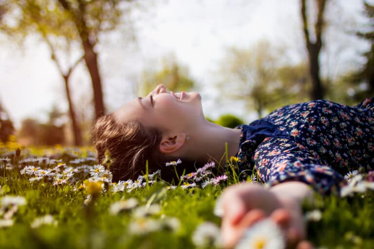 protéger peau soleil printemps fleurs femme nature paix zen bien être