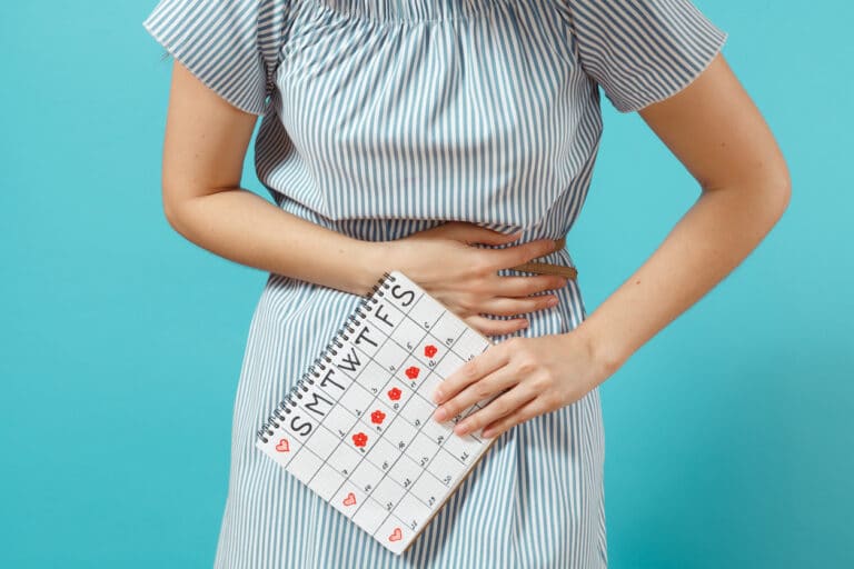 règles douloureuses douleurs maux ventre femme crampes menstruations cycle menstruel
