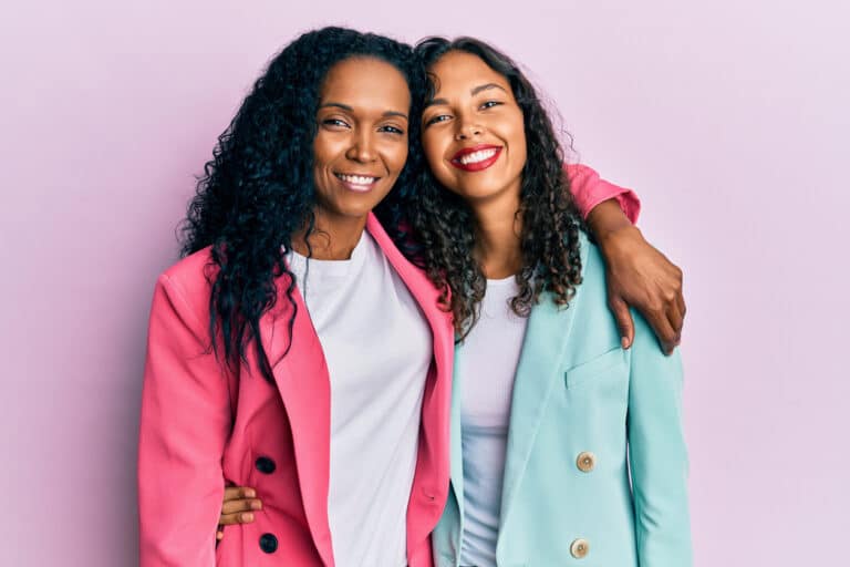 relation mère fille maman enfant femmes sourire famille