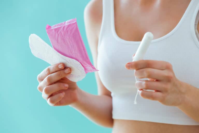 femme tampon serviette hygiénique protections menstruelles règles protège slip