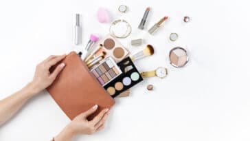 maquillage trousse produits de beauté femme