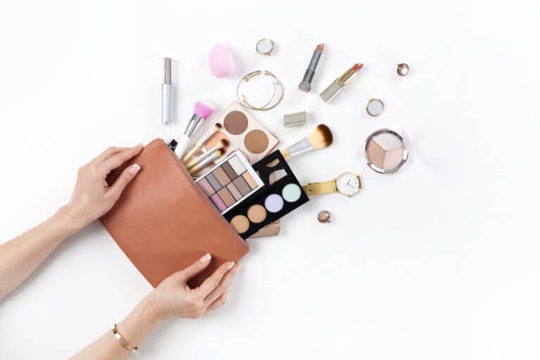 maquillage trousse produits de beauté femme