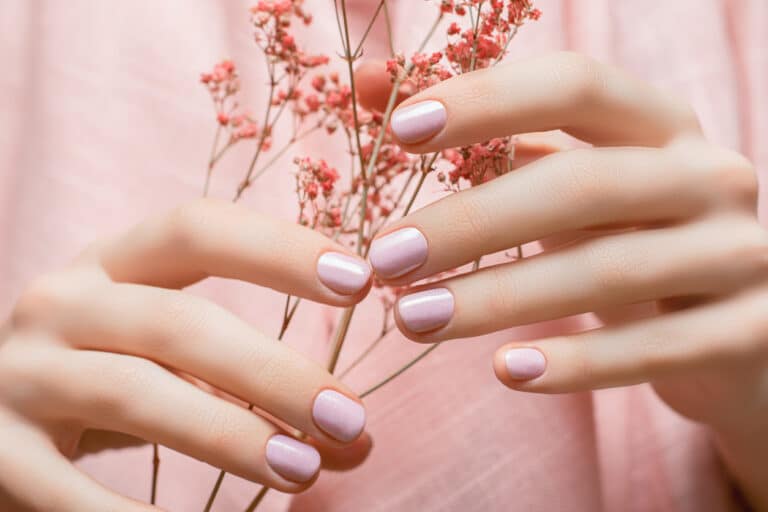 manucure mains vernis à ongles naturel femme beauté fleurs rose