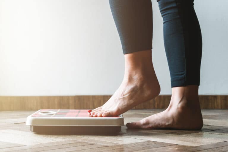 femme balancer se peser régime perdre du poids kilos