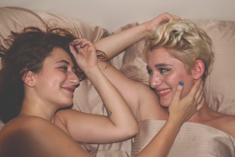 couples gay habitudes prendre après amour couple sexe lit préliminaires