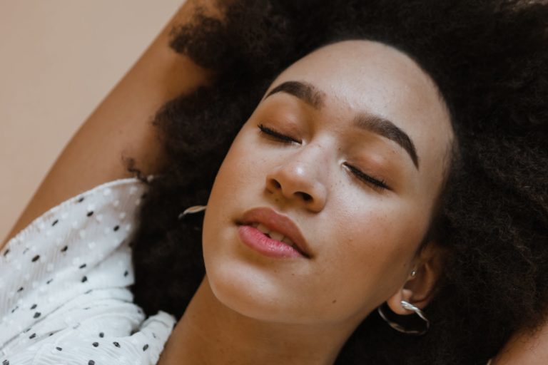 dormir lit femme métisse yeux fermés sommeil lit