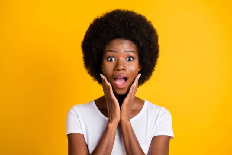 femme étonnée étonnement visage surprise