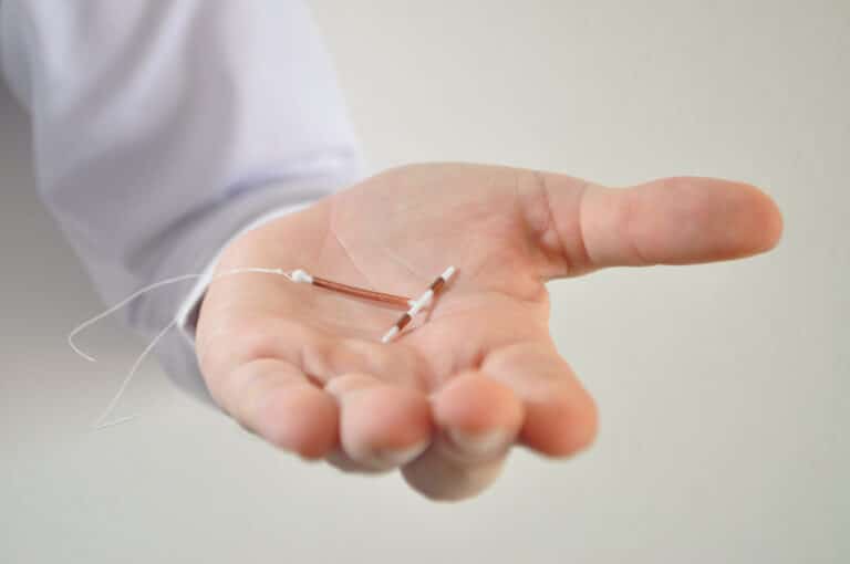 tenir un stérilet dans la main mode de contraception cuivre médecin