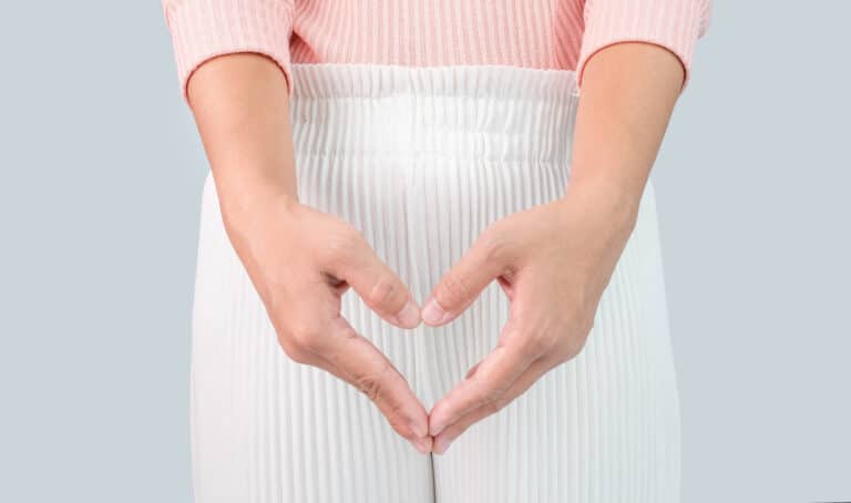 règles femme parties intimes pantalon coeur flux instinctif ventre