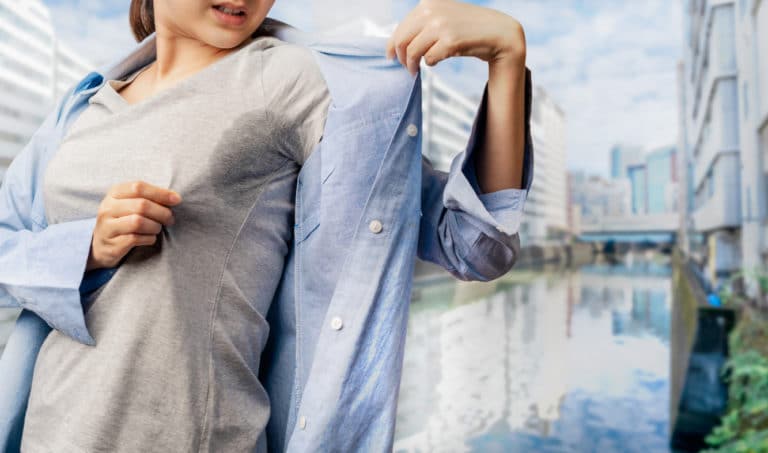 femme transpirer transpiration auréole aisselles bras chemise chaud vêtement